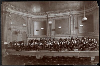 Volledig orkest op het podium, New York, c.1912 door Byron Company